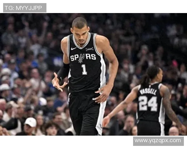 马刺与勇士季后赛第三场激战回顾球星表现与战术分析